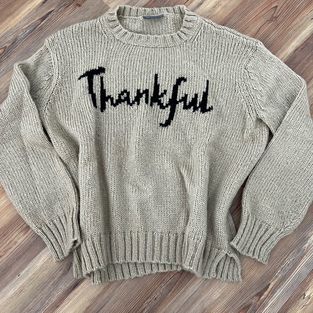 Sweater size M/L Cozy cute sweater for the Thanksgiving/Fall Season